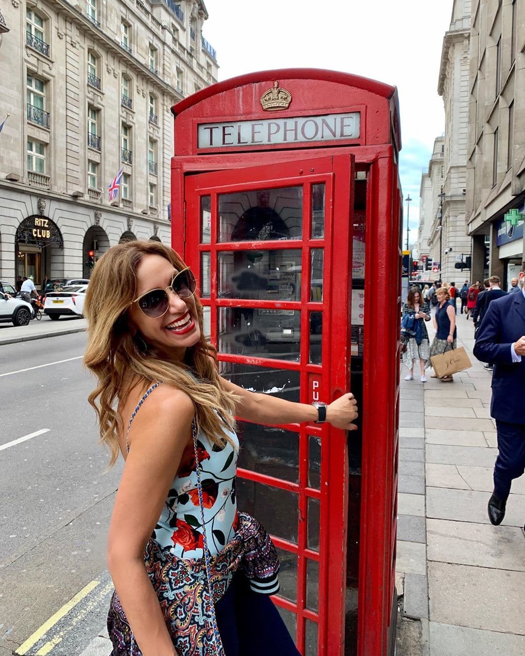 Al caminar por calles londinenses, se retrató en las tradicionales cabinas telefónicas rojas que son un clásico para todos los turistas.