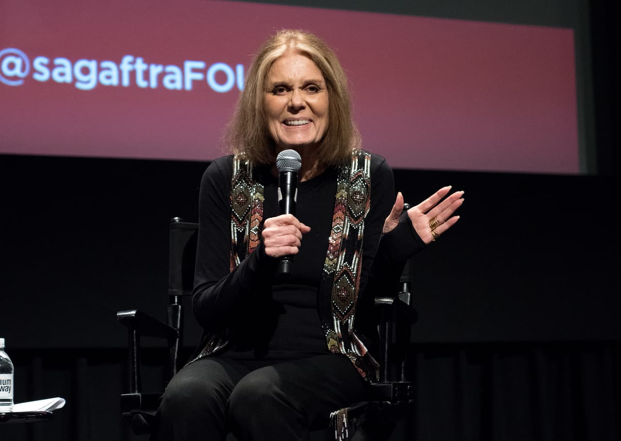 La emblemática feminista Gloria Steinem escribió un libro que tituló 'Si los hombres mestruaran'.