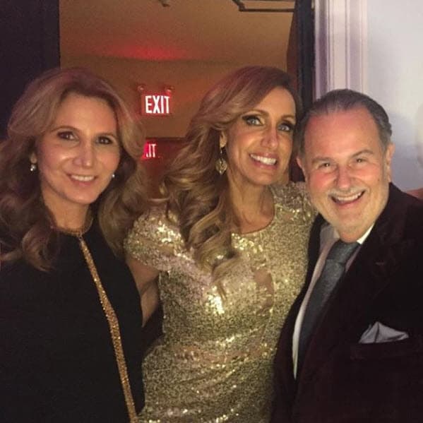 "'Mamma' feliz cumpleaños y que siga la gozadera de aquí a la luna y de regreso. Te queremos aunque no lo creas ja ja ja. Deséenle felicidades a la jefa ¡por favor! para que nos quiera mucho".