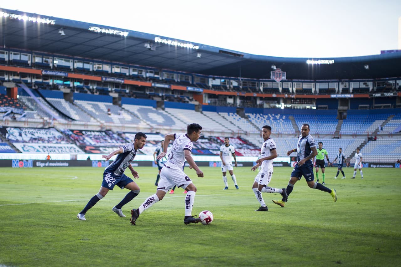 Pachuca encajona al Querétaro en su salida por lo que que los gallos deben dividir el balón.