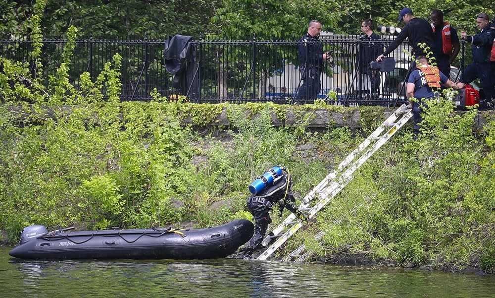 El primer cadáver fue descubierto en el lago Jacqueline Kennedy Onassis, uno de los más visitados. Según informó la policía, podía haber estado en las aguas cerca de un mes debido al
<b> fuerte estado de descomposición en el que se encontraba</b>. En la imagen, un buzo de la policía de Nueva York en dicho embalse.