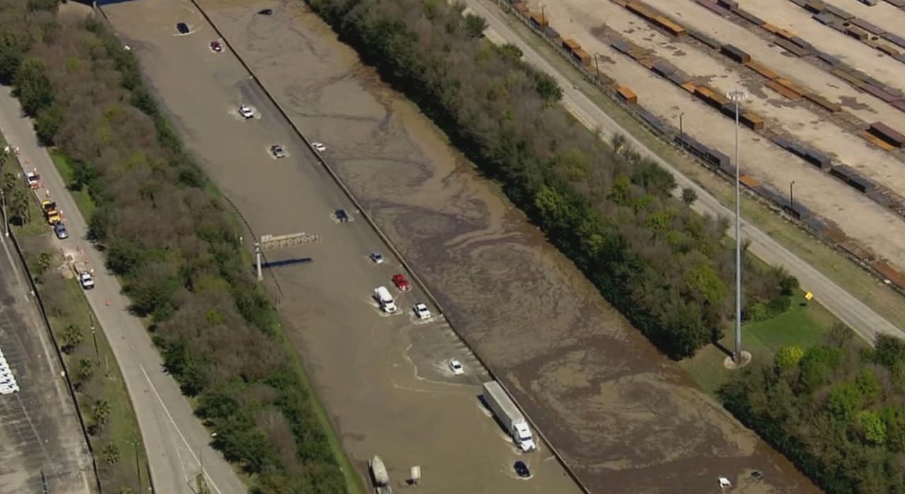 Se ha reportado que el agua tiene rodeada algunas viviendas del sector.