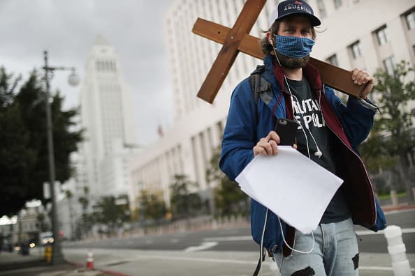 Otros salieron a las calles en solitario a manifestar su fe y devoción públicamente, pero en solitario.
<br>
<br>
<br>