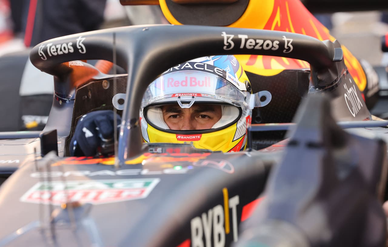 Sergio Pérez y su mirada desmuestran el enojo por la falla en su automóvil.