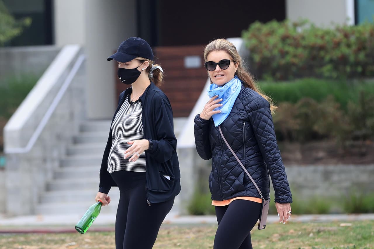 En esta imagen aparece junto a su madre Maria Shriver cerca de su casa en Brentwood, donde se aprecia su avanzado estado de gestación.