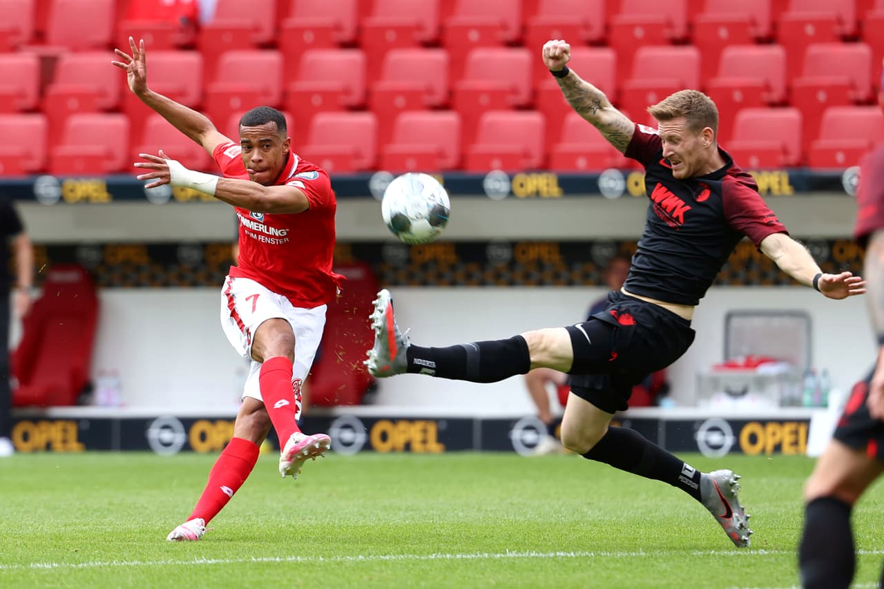 Robin Quaison del Mainz dispara pero falla en su intento por empatar el encuentro.