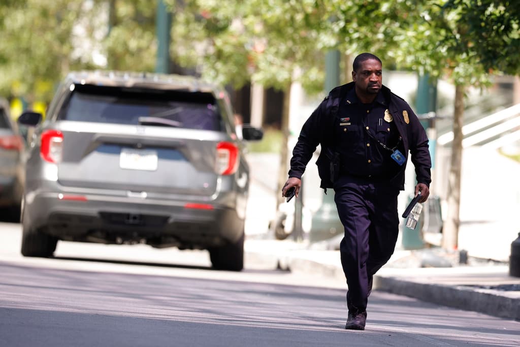 En todo EEUU desde el 1 de enero, se han presentado por lo menos 
<b>21 tiroteos que dejaron cuatro o más muertos</b>, según 
<a href="https://www.usatoday.com/in-depth/graphics/2022/08/18/mass-killings-database-us-events-since-2006/9705311002/" target="_blank">una base de datos</a> de The Associated Press.
<br>