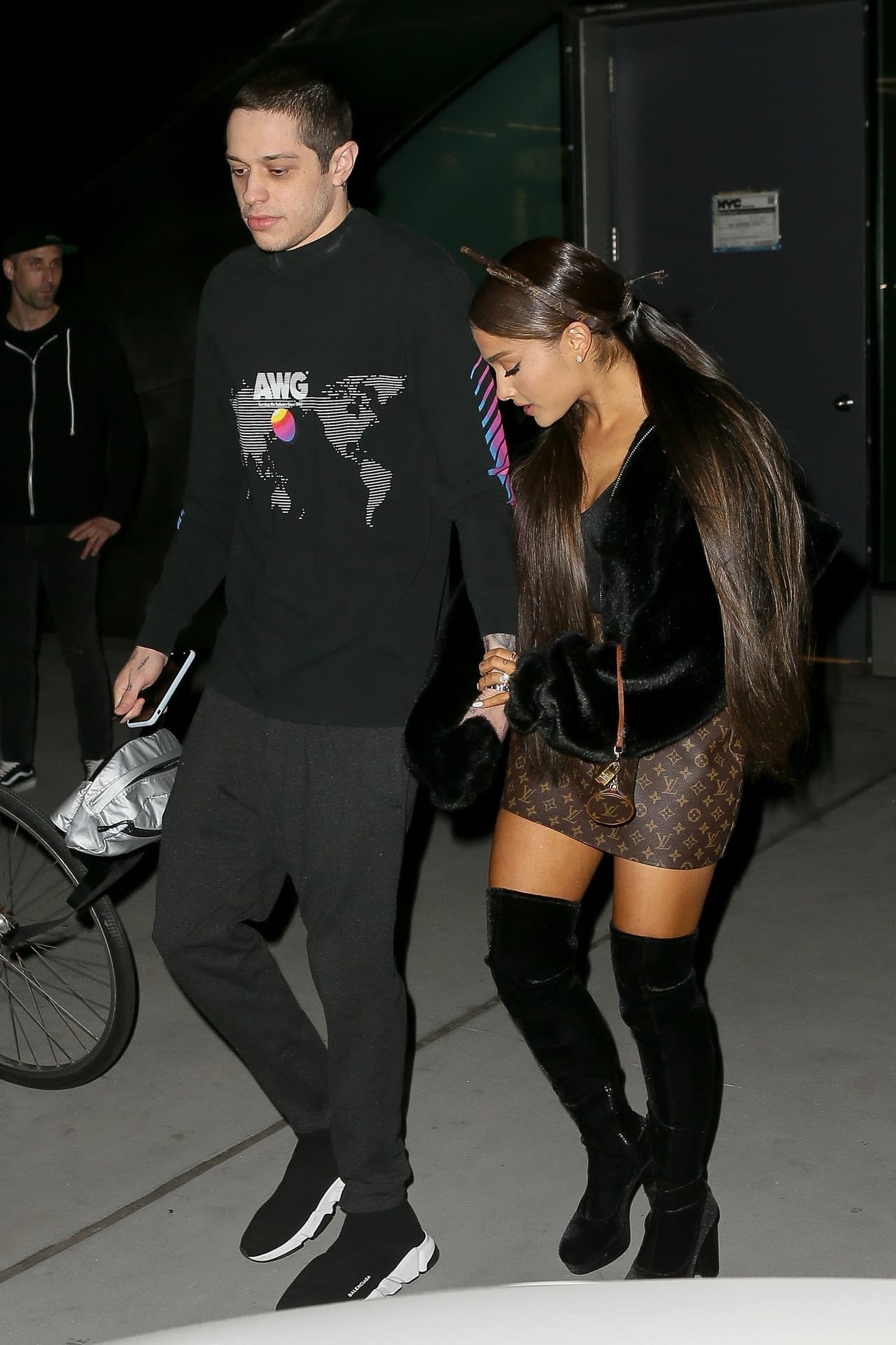 Pero ahora es probable que Davidson tenga algunos espejos porque comparte un 
<b><a href="https://www.univision.com/entretenimiento/amor-expres-ariana-grande-se-muda-con-pete-davidson-a-un-nido-mas-caro-que-el-de-jlo-fotos">apartamento de 16 millones de dólares</a></b> con la intérprete de '
<b>No Tears Left to Cry</b>'.