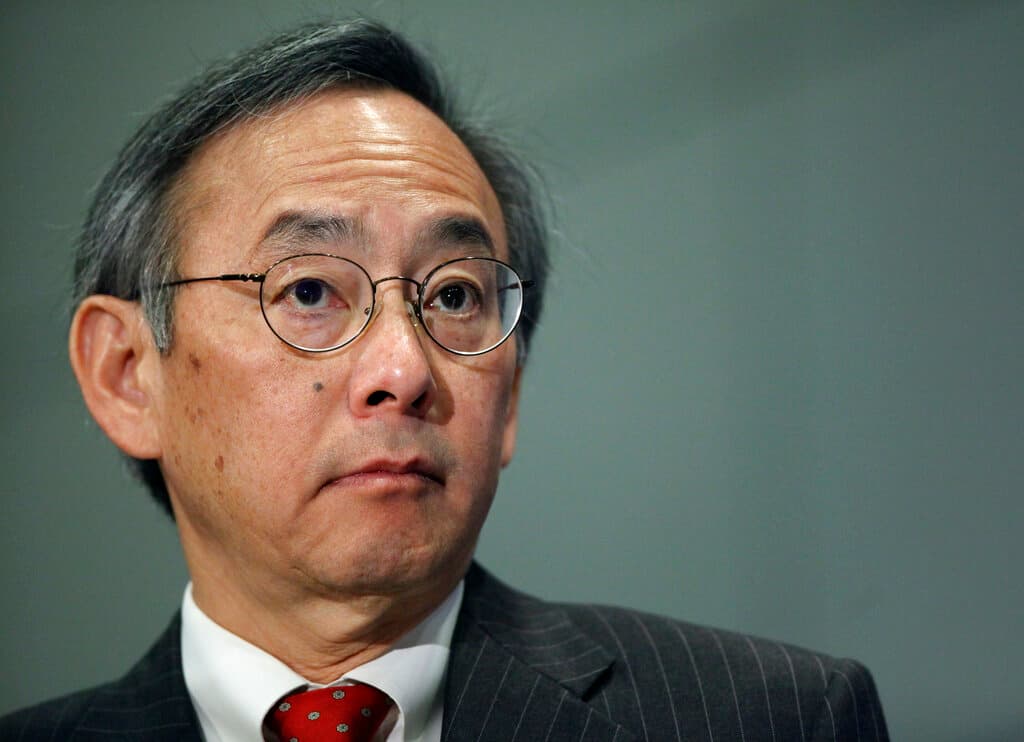 <b>Steven Chu</b>
<br>
<b>Ganador del Premio Nobel de física</b>, ha publicado más de 300 artículos sobre física atómica, biología, entre otras múltiples áreas de estudio, posee 21 patentes y es Profesor de Física, Profesor de Fisiología Molecular y Celular en la Facultad de Medicina y Profesor de Ciencias Ambientales e Ingeniería en la Facultad de Sostenibilidad Doerr de la Universidad de Stanford. Ha trabajado principalmente en California desde la década de 1970.
