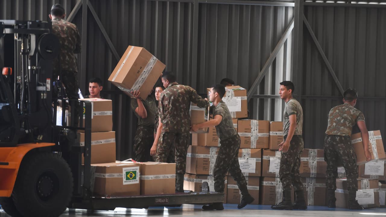 En la ciudad de Boa Vista, en el norte de Brasil, militares de ese país organizan cajas con ayuda humanitaria para Venezuela.
<br>