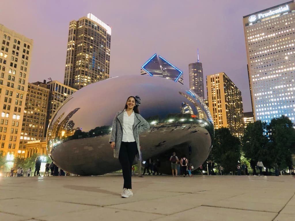 Conocer el 
<b>Cloud Gate</b> era lo que más anhelaba en este viaje a 
<b>Chicago</b> y la forma en que lo vi por primera vez fue realmente mágica... Recuerdo y el corazón se me vuelve a acelerar.