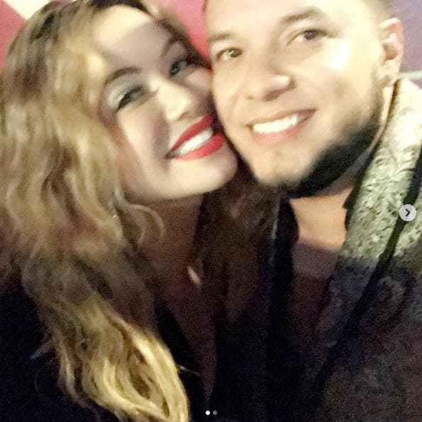 El mismo mes, Lorenzo apareció sorpresivamente en la presentación del disco de Chiquis, donde cantaron a dueto y se dieron un tierno beso.