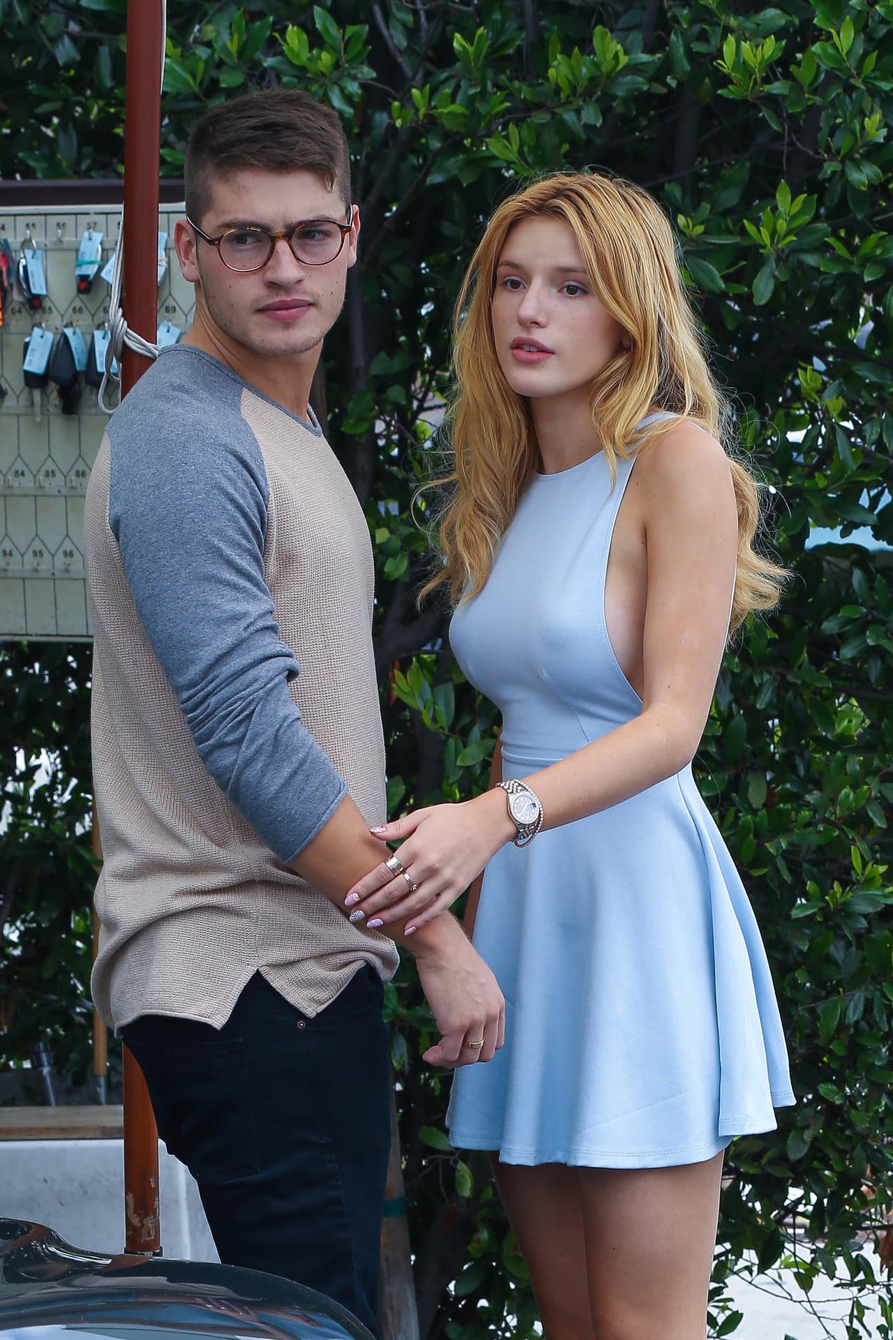 Bella y Gregg esperando su auto a la salida del restaurante.