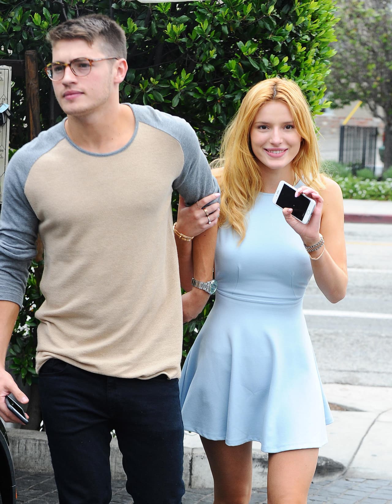 Y Bella tomaba del brazo a su noviecito.