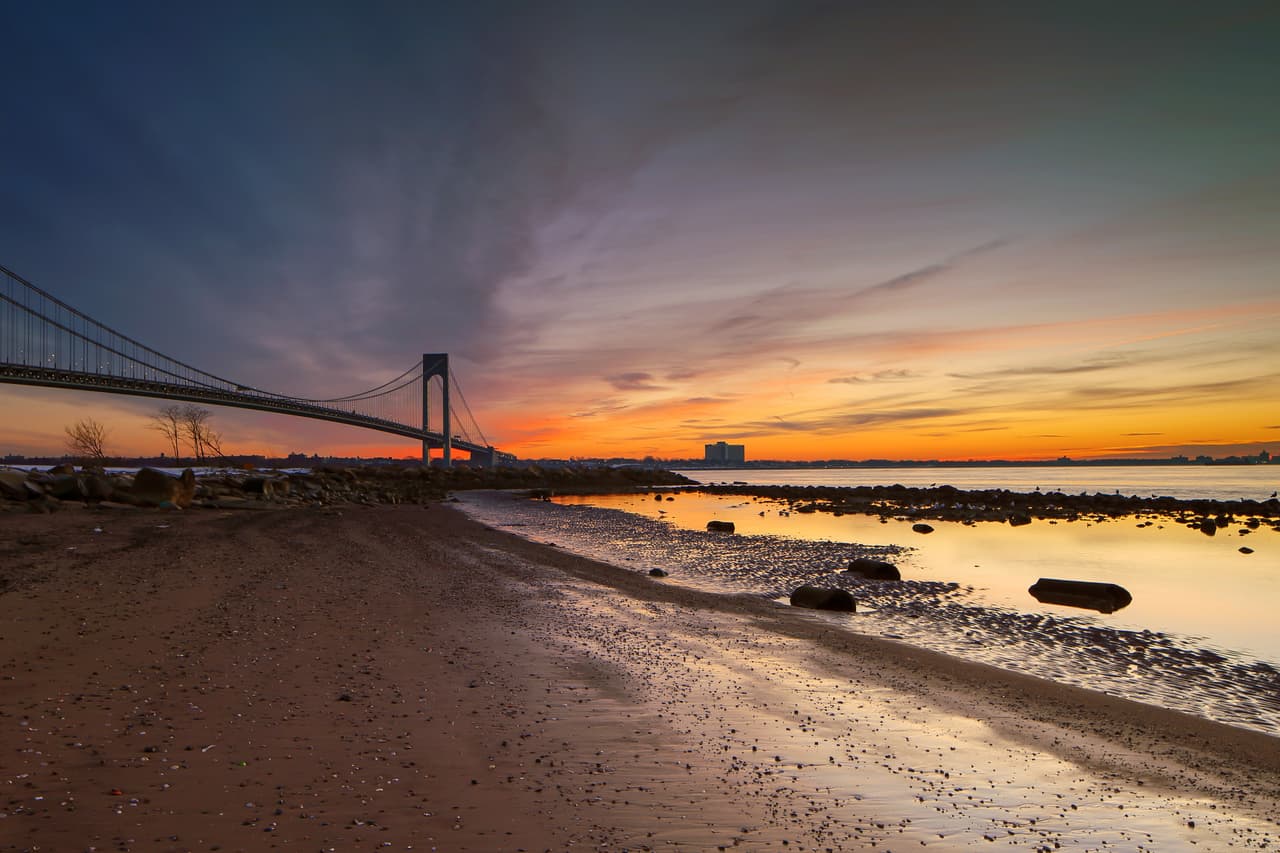<b>South Beach- Staten Island</b>
<br>Los bañistas pueden tomar el sol mientras disfrutan de una preciosa vista del puente Verazzano, ir en bicicleta por un sendero panorámico, hacer footing por el paseo marítimo, navegar en kayak, jugar al tenis o pescar en el muelle Ocean Breeze, uno de los más populares de la ciudad. 
<br>