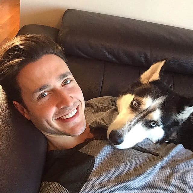 También disfruta de cuidar a su perrito.