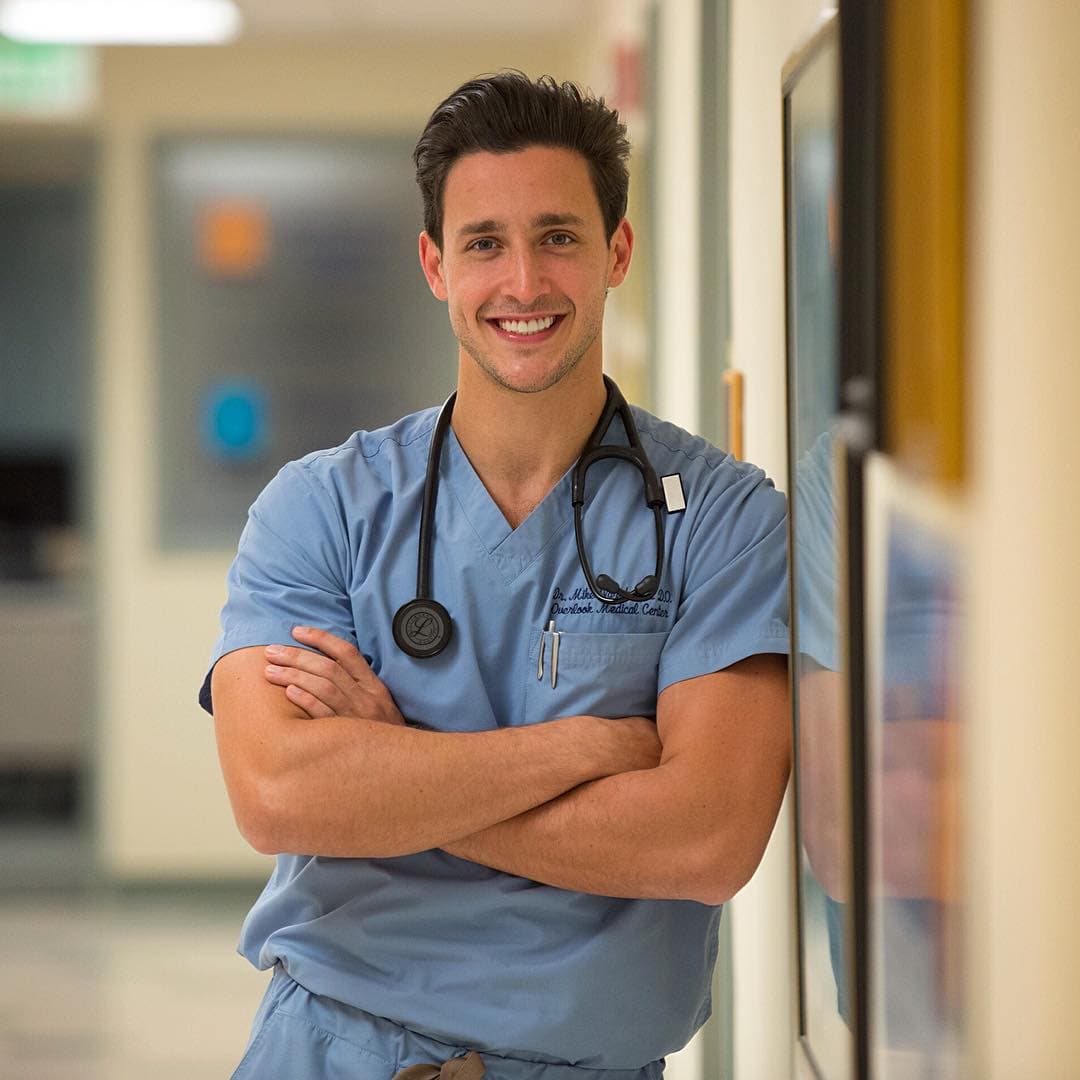 Él es el galanazo de la mujer más guapa del universo.