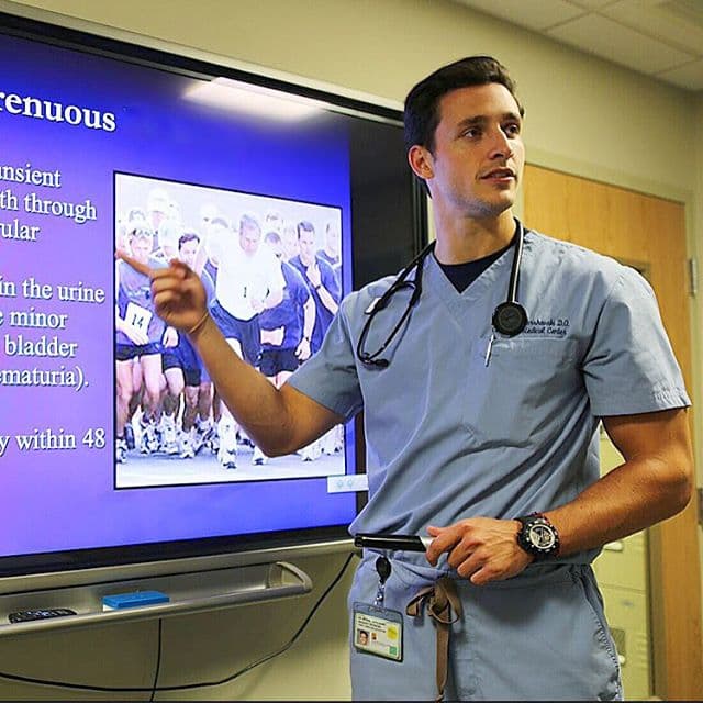 No es para menos, este chico le provoca un infarto a cualquiera.