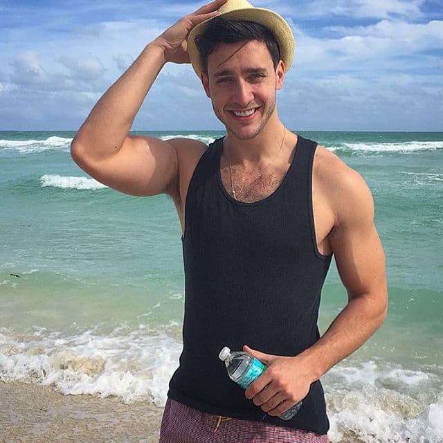 En su tiempo libre le encanta pasear por la playa.