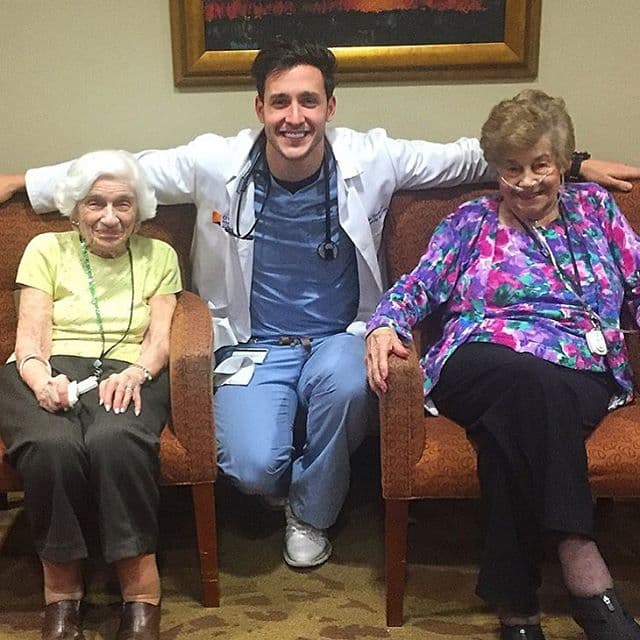 Las admiradoras de Mike deben estar muy deprimidas, tienen una dura competencia.