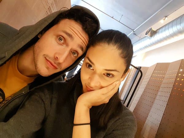 A un mes de su primer encuentro, ya es oficial. Mike reveló a Wonderwall que sí tiene una relación amorosa con Pia.