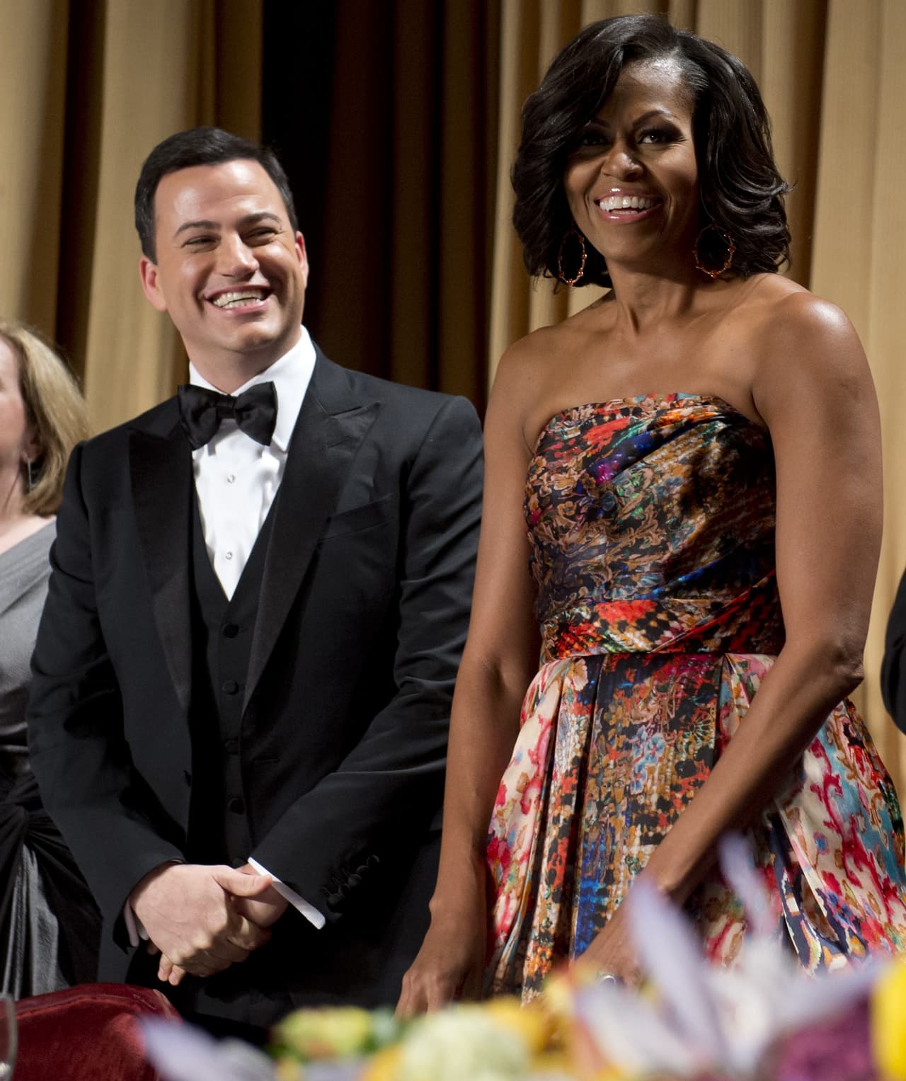 Durante la Cena de los Corresponsales en 2012, Michelle Obama apostó por un vestido colorido, rico en estampados y strapless que de inmediato se convirtió en uno de los vestidos más apetecidos de la colección de Naeem Khan. Estaba apenas inaugurándose una relación que traería millonarias ventas al diseñador. Cada vestido que la Primera Dama eligió fue un completo 'sold out' de la firma.
