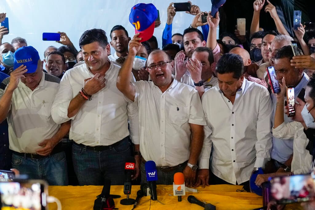Freddy Superlano, a quien el Tribunal Supremo de Justicia (bajo control chavista) invalidó su triunfo en la pasada elección e inhabilitó para este proceso, festeja al lado de Sergio Garrido la victoria opositora.