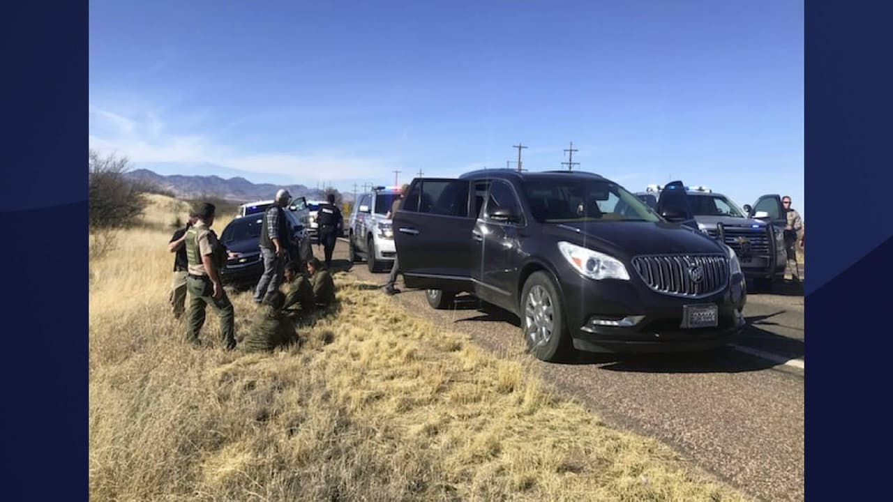 De acuerdo con las autoridades, la Oficina del Sheriff del Condado de Cochise (CCSO) fue notificada sobre un vehículo que no cedió el paso a un vehículo de la Patrulla Fronteriza cerca de Coronado Memorial y la Autopista 92 en Hereford.