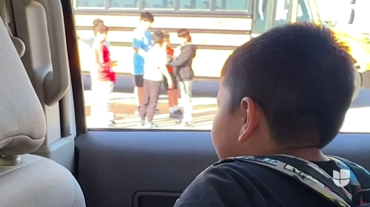 Emotivo reeencuentro: Niño que estuvo detenido en Dilley regresa a la escuela para ir a concurso de Spelling Bee