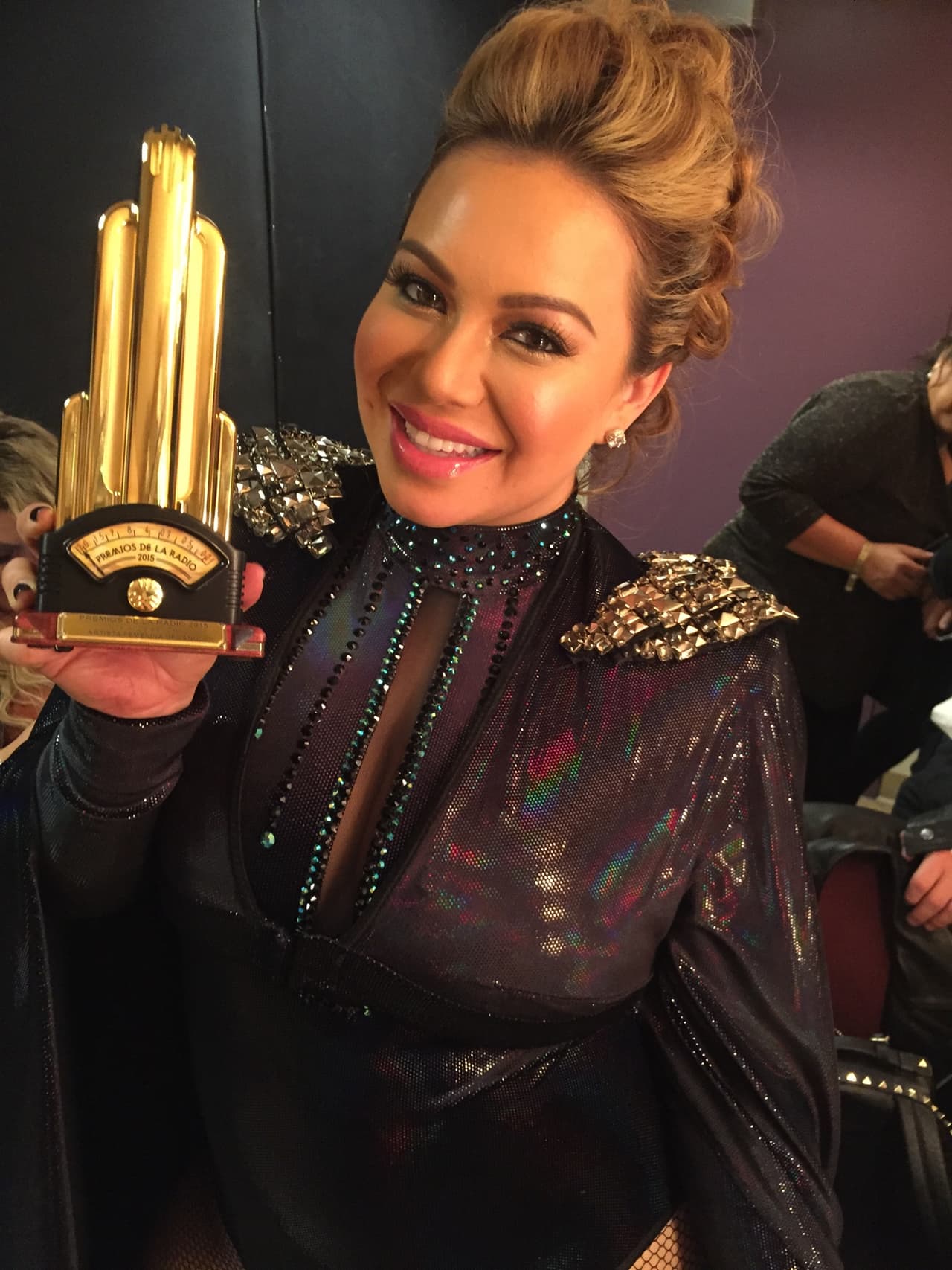 Chiquis, hermosa y orgullosa con su premio.
