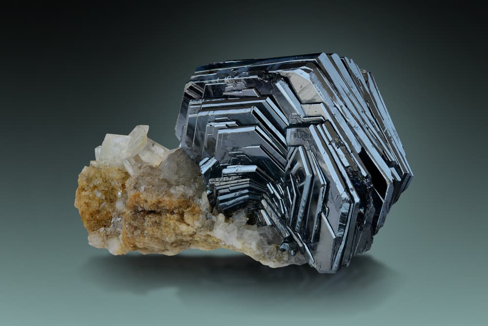 Además, se dice que tiene efectos muy positivos en nuestro corazón y el sistema circulatorio. Puede ayudar a aliviar síntomas del estrés, la ansiedad y los nervios, algún comportamiento que nos altera y preocupa. Gracias a que nos calma y libera la mente, nos hace sentir mejor con nosotros mismos.