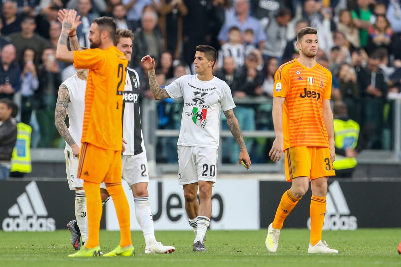 Al finalizar el juego ante la Fiorentina, que ganaron por 2-1, los jugadores, cuerpo técnico y colaboradores de la Juventus saltaron al césped de su estadio para celebrar el scudetto número 35 en su historia y el octavo consecutivo. Entre champagne, agua y espuma se vivió la fiesta de la Vecchia Signora en Turín.