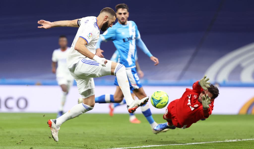 Toni Kroos y karim Benzema adelantan al Real madrid en el primer tiempo y gtras 90 minutos el Madrid logra vencer 2-1 al Rayo Vallecano.