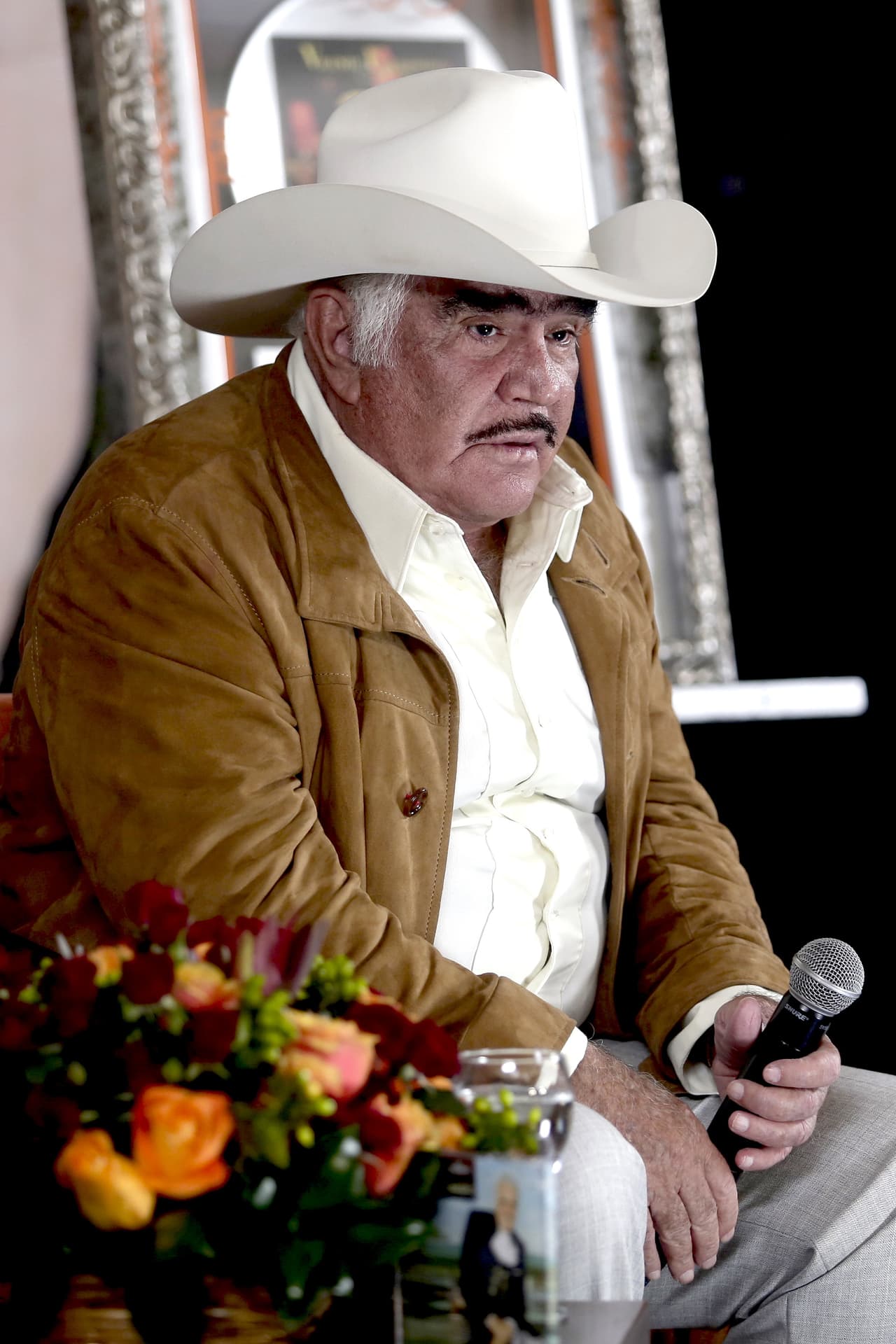 Lo que ocurrió en esa ocasión fue que un coágulo afectó sus vías respiratorias. Una de las consecuencias que presentó es que perdió temporalmente la voz, pero logró recuperarse.
<br>