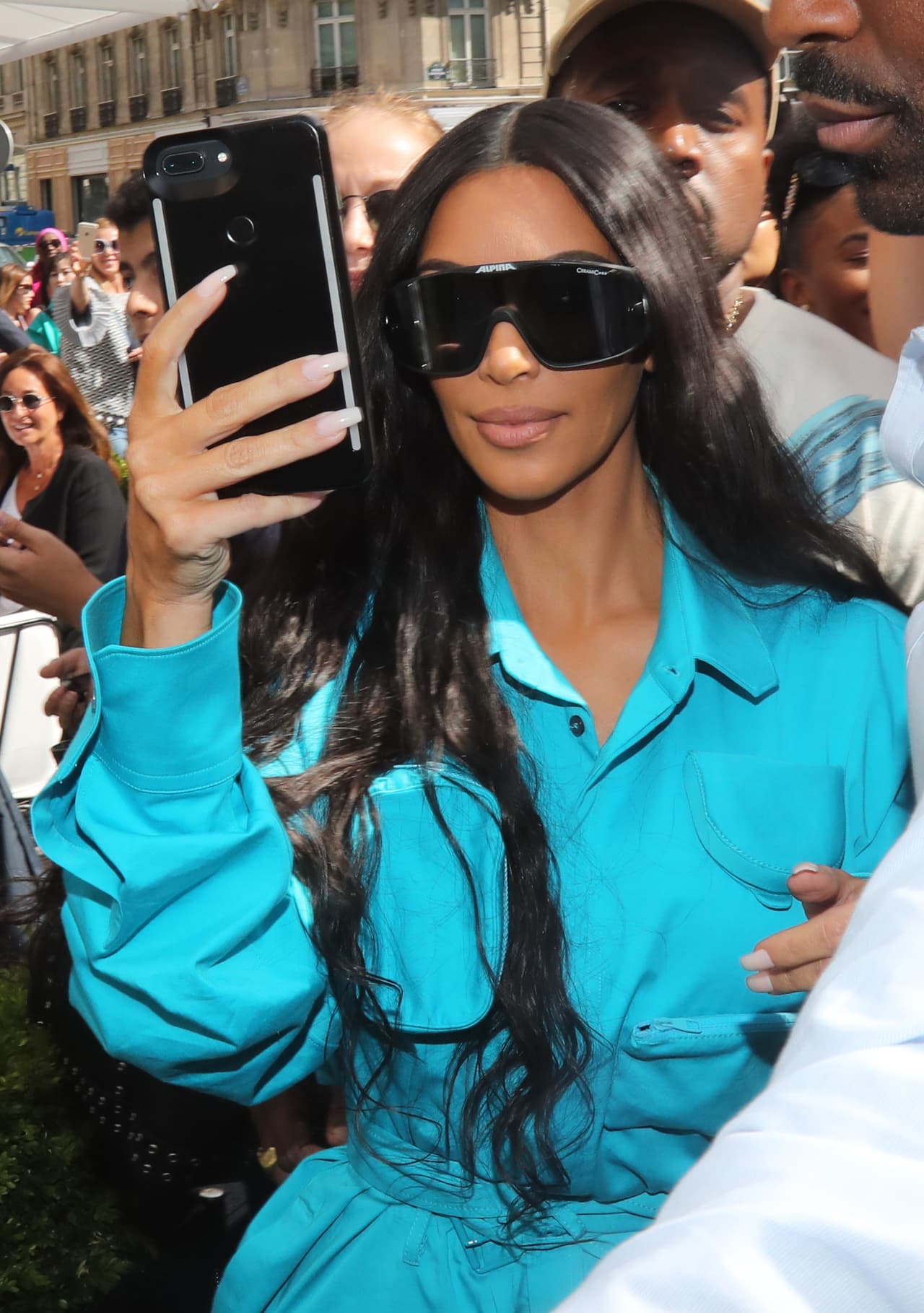 "Yo digo que esa mujer se parece a Kim Kardashian, de cara tienen un parecido, solo que Kim es mas bonita o se maquilla mejor, no sé, pero sí se parecen", comentó uno de los seguidores de la emisión en su cuenta de Instagram.