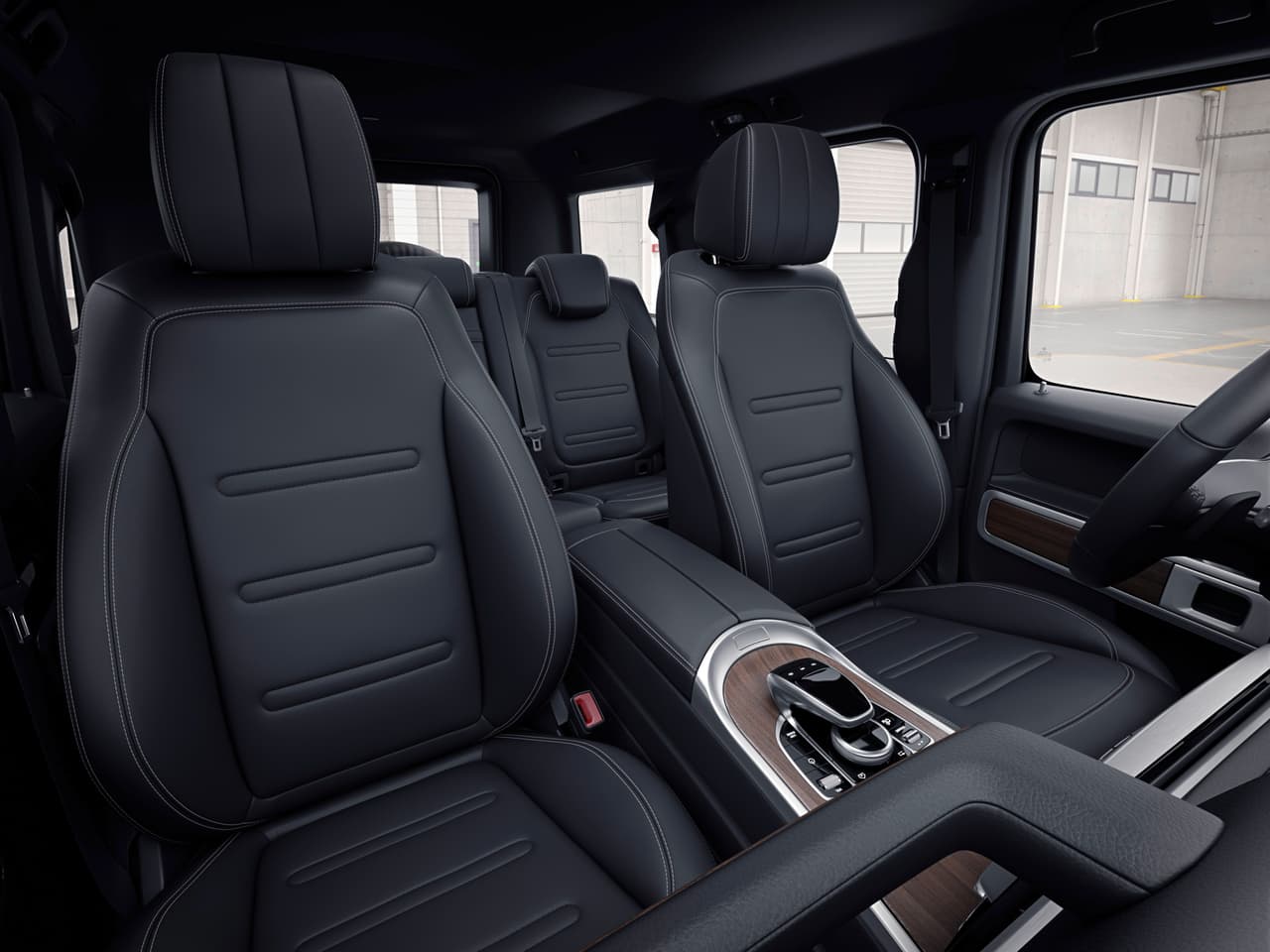 En esta imagen se aprecia la magnitud y el lujo de la nueva cabina. También se puede ver que al igual que en el modelo actual
<b>las ventanas son prácticamente planas</b>, aunque Mercedes-nos dice que tienen cierta curvatura para mejorar la aerodinámica del vehículo. Sin embargo y sin haber visto aún el diseño del nuevo modelo, no tenemos ninguna esperanza de que el aerodinamismo de la nueva Geländewagen sea necesariamente mejor que el de un muro de ladrillos