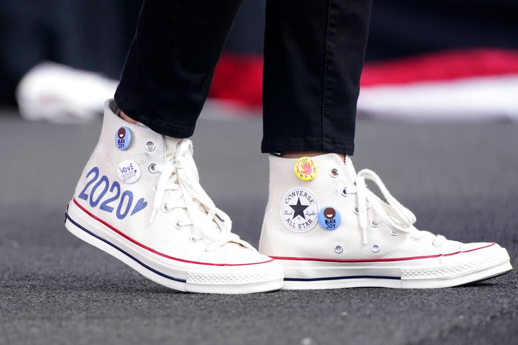 Los tenis que Kamala Harris utilizó durante un acto de campaña el 31 de octubre de 2020, en Miami, Florida.
