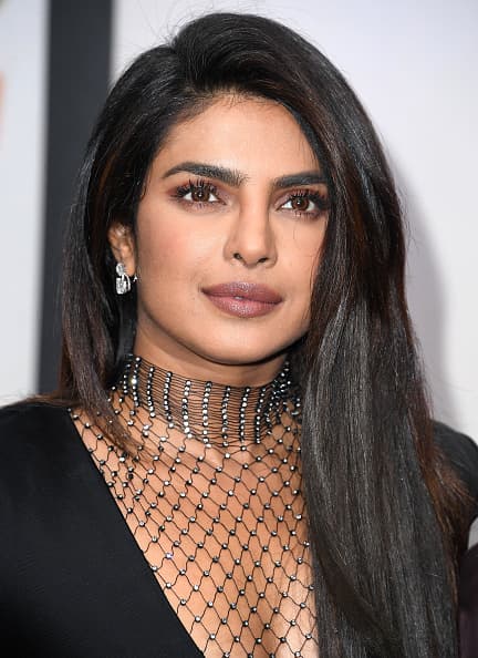Sin embargo, Priyanka se encargó de bajarle el volumen a los comentarios con un singular regalo para Archie. De acuerdo con 
<b><a href="https://www.thesun.co.uk/fabulous/9184974/priyanka-chopra-ends-meghan-markle-feud-rumours-visiting-baby-archie-tiffany/" target="_blank">The Sun</a></b>, Chopra y su esposo le regalaron al niño un 
<b>sopla burbujas valorado en 250 dólares</b>, manufacturado por Tiffany & Co., con lo que quedó por sentado que 
<b><a href="https://www.univision.com/famosos/esta-es-la-verdad-sobre-la-amistad-de-meghan-markle-y-priyanka-chopra-fotos" target="_blank">la amistad continúa</a></b> entre ambas.