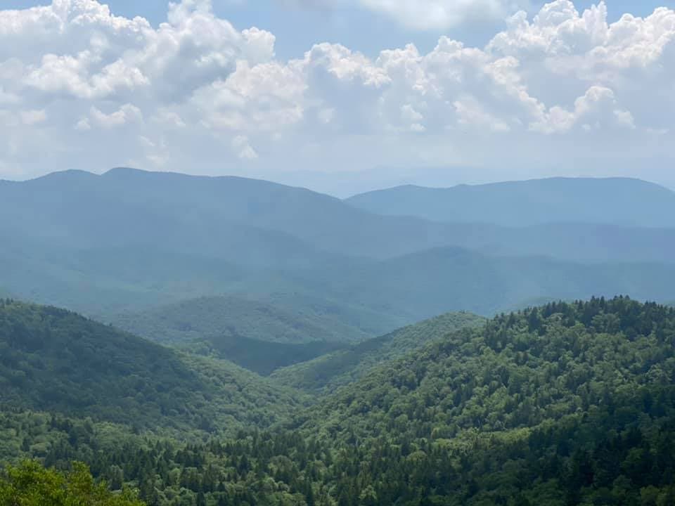 <b><a href="https://www.nps.gov/places/richland-balsam-overlook.htm">Richland Balsam</a></b>. Mientras que Mount Mitchell podría ser el más alto de los Apalaches, Richland Balsam es el punto más alto en Blue Ridge Parkway a 6,053 pies.