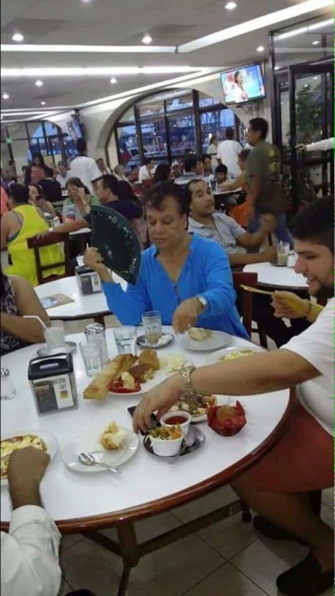 Esta es la foto que causó conmoción entre los fans del cantante. Desafortunadamente para todos los amantes de la música del compositor, el rumor fue desmentido por otros usuarios de Twitter casi de inmediato. Pues se dio a conocer que el de la foto sí era Juan Gabriel, pero en 2015 y en un famoso café del estado de Veracruz, México.