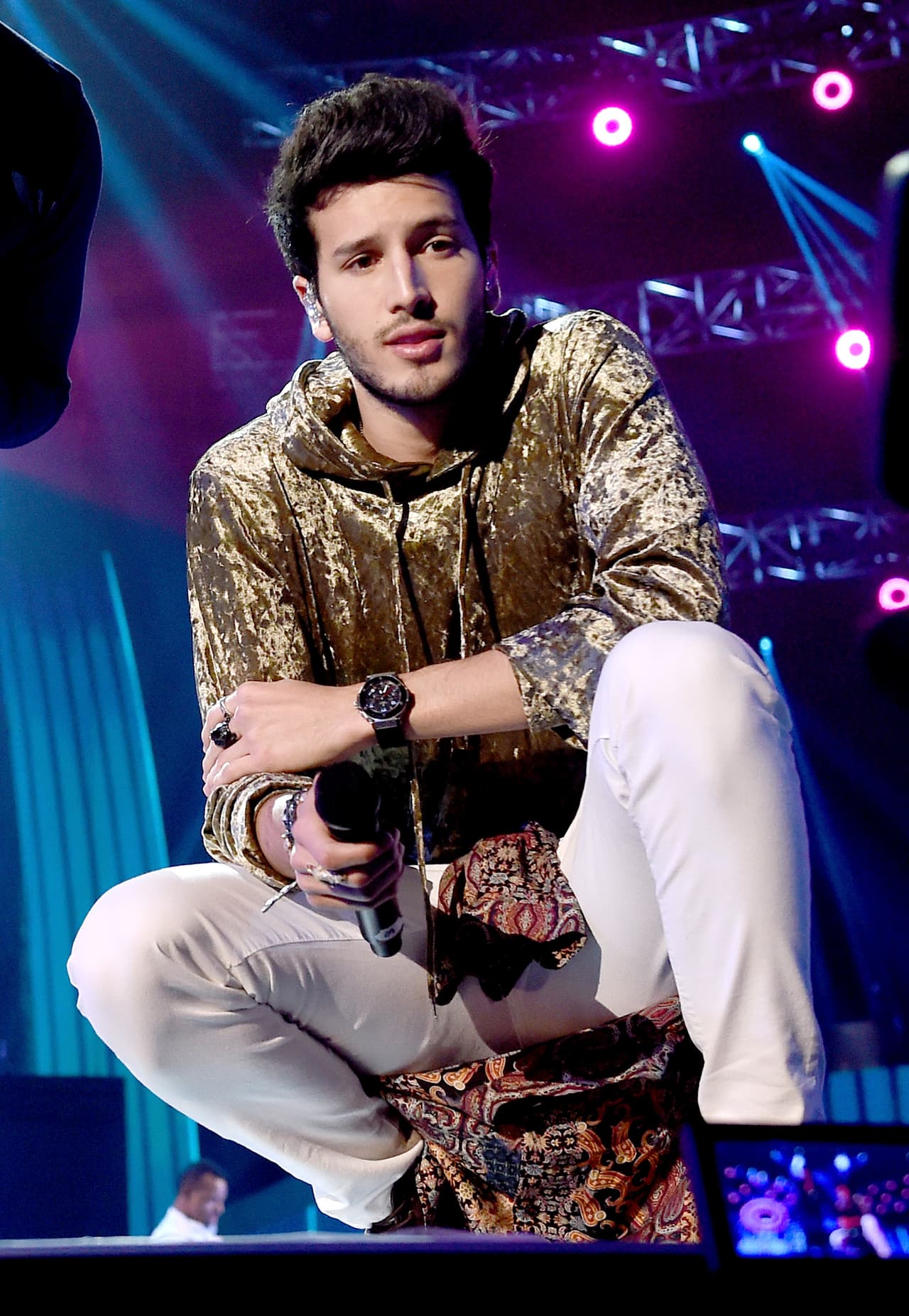 A sus 24 años, Sebastian Yatra es reconocido por sus canciones en solitario y por sus famosas colaboraciones con Carlos Vives, Becky G y, recientemente, con la argentina Tini Stoessel, su novia.