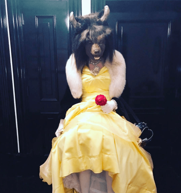 ¿Vestirse de Bella o de Bestia? Madonna fundió ambos personajes y así se presentó a una fiesta este fin de semana.