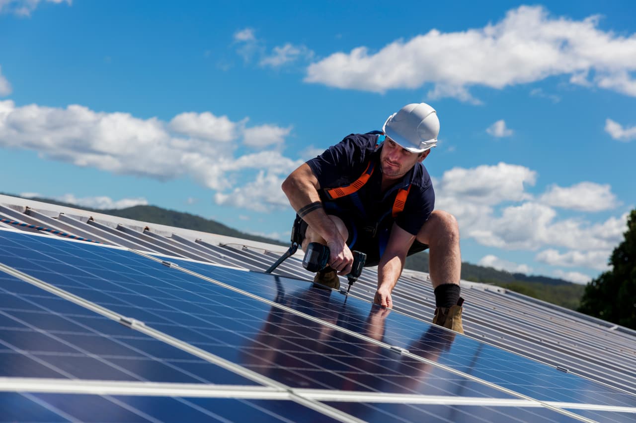 <b>Puesto 4. Instaladores de paneles de energía solar. </b>
<br>
<br>
<b>Salario promedio: 44,890 dólares</b>
<br>
<b>Tasa de desempleo: 7.4%</b>
<br>
<b>Crecimiento entre 2019 y 2029: 6,100 más empleos (+50.5%).</b>
<br>
<br>El aumento del consumo de energía limpia en industrias y residencias hace que este campo tiene a crecer en los próximos años.
<br>