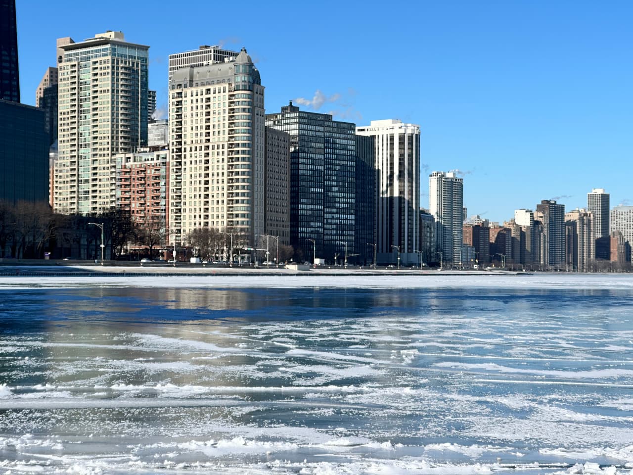Las temperaturas heladas de hasta menos 35 grados Fahrenheit en Chicago y los fuertes vientos dejan esta espectacular vista del lago más emblemático de la ciudad
