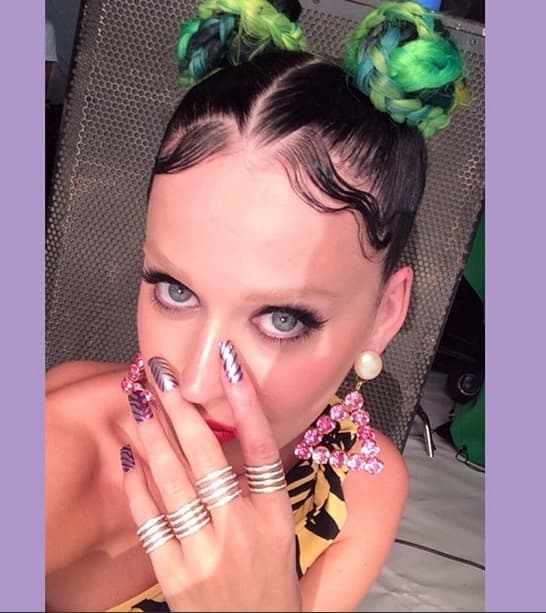 Pero Katy Perry sí que dio mucho de qué hablar con esta selfie tan desafortunada. El peinado es fatal, y su cejas ... ¿tiene cejas?