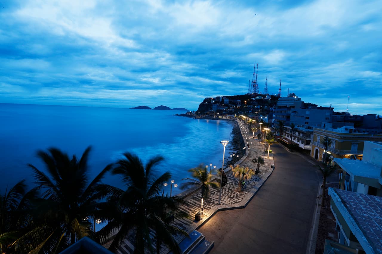 La costa pacífica en Mazatlán antes de la llegada de Willa. Las Autoridades temen que el sistema genere marejadas ciclónicas intensas, fuertes vientos y lluvias con acumulados de entre 6 a 12 pulgadas.