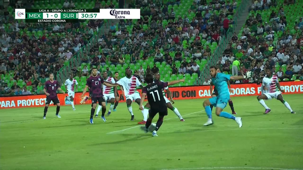 ¡TIRO ATAJADO! disparo por Diego Lainez.