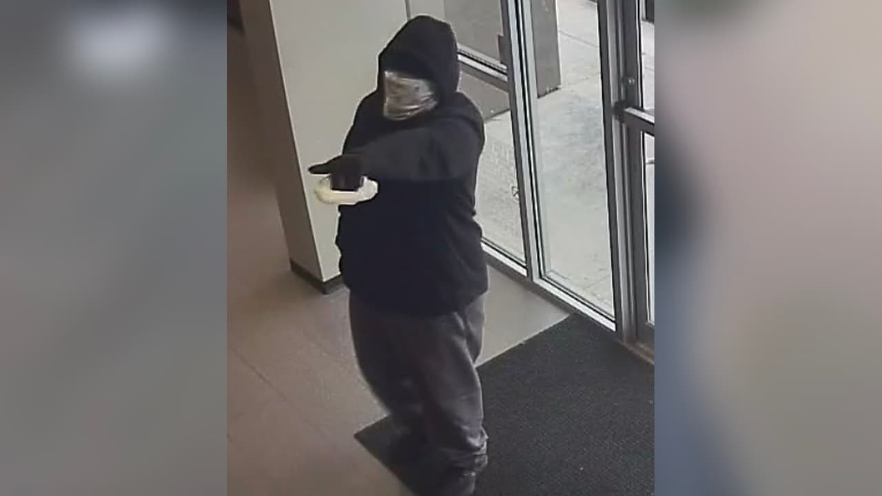 El sospechoso entró en un Smart Financial Credit Union, ubicado en la cuadra 5840 West Sam Houston Pkwy South, al oeste de Houston, el pasado miércoles 27 de noviembre a las 2:14 p.m. Al parecer el hombre exigió al cajero que le diera dinero en efectivo pero este le dijo que eso solo lo podía hacer a través de una máquina.