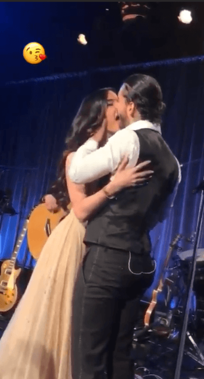 El beso de Marc no fue el único, pues poco después Maluma recibió uno de película por parte de su novia, la modelo y bailarina Natalía Barulích, quien inmortalizó el momento con una foto en su cuenta de Instagram.
