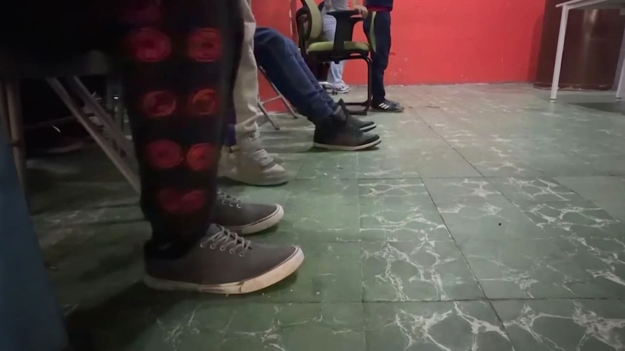 Así es el testimonio de jóvenes adictos al celular en centros de rehabilitación en México: "No dormía por ver el teléfono"